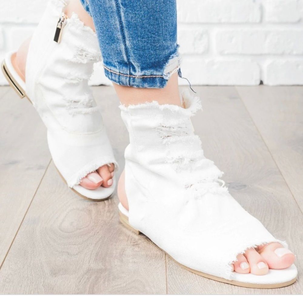 NWT. Bamboo Cure distressed shoe